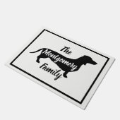 Moderner schwarzer Dackel-u. Familienname Fußmatte (Schrägansicht)