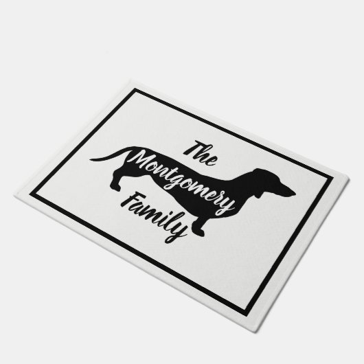 Moderner schwarzer Dackel-u. Familienname Fußmatte (Schrägansicht)