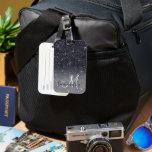 Moderner Schwarzer Glitzer Glitzern Personalisiert Gepäckanhänger<br><div class="desc">Mit der Einführung unseres atemberaubenden Glitzern Personalisierter Name, exklusiv auf Zazzle erhältlich! Fügen Sie dem Alltag eine Touch der Eleganz hinzu und funkeln Sie mit diesem maßgeschneiderten Artikel. Unser Personalisiert Name-Produkt aus dem modernen Schwarzen Glitzer ist mit einem schwarzen Hintergrund geschmückt mit faszinierenden Glitzern. Die Kombination aus Schwarz und Glitzer...</div>