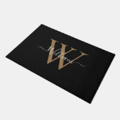 Moderner schwarzer Gold-Monogramm-Schriftname Fußmatte (Schrägansicht)