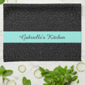 Moderner schwarzer Leopard Print Aqua Strip mit Na Handtuch (Gefaltet)