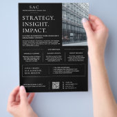 Moderner Schwarzer QR-Code Professional Consultant Flyer (Hand)