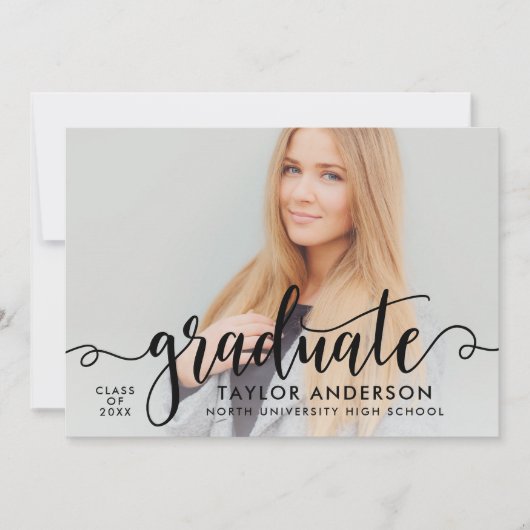 Moderner Schwarzer Script-Graduate-Foto-Abschluss Einladung (Vorderseite)