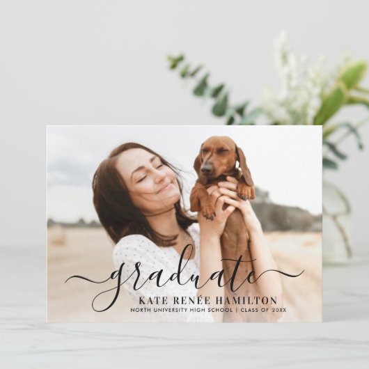 Moderner Schwarzer Script-Graduate-Foto-Abschluss Einladung (Stehend Vorderseite)