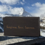 Moderner schwarzer Tan vergeben. Kostenlos. Für im Holzkisten Schild<br><div class="desc">Sie können dies mit einem Namen oder Datum am unteren Rand personalisieren, wenn Sie es wünschen. Dieses moderne Christliche Glaubenssatz ist in einer goldenen Typografie geschrieben. Dieses inspirierende spirituelle Zitat bezieht sich auf die Vergebung und Freiheit, die wir durch den Glauben an Jesus Christus haben. Diese Bräune auf schwarz "vergisst....</div>