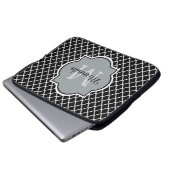 Moderner Schwarzweiss-Quatrefoil mit Monogramm Laptopschutzhülle (Vorne Knopf)