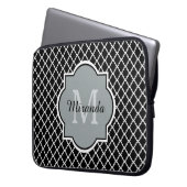Moderner Schwarzweiss-Quatrefoil mit Monogramm Laptopschutzhülle (Vorderseite Links)