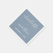 Moderner Script Dusty Blue Verlobung Polterabend Serviette (Ecke)