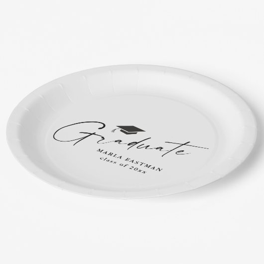 Moderner Script Graduate Black and White Abschluss Pappteller (Schrägansicht)