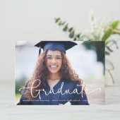 Moderner Script Graduate Foto Abschluss Ankündigung (Stehend Vorderseite)