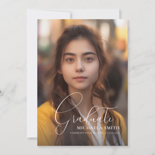 Moderner Script Graduate Foto Abschluss Ankündigung (Vorderseite)