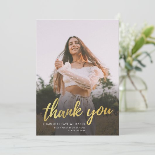 Moderner Script Graduate Foto Abschluss Dankeskarte (Stehend Vorderseite)