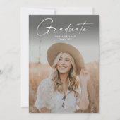 Moderner Script Graduate Foto Abschluss Einladung (Vorderseite)