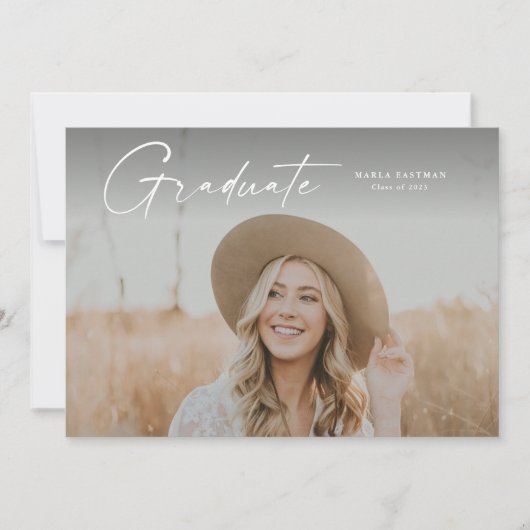 Moderner Script Graduate Foto Abschluss Einladung (Vorderseite)