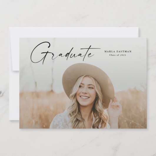 Moderner Script Graduate Foto Abschluss Einladung (Vorderseite)