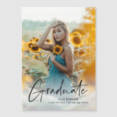 Moderner Script Graduate Foto Abschluss Magneteinladung (Vorderseite)