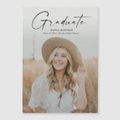 Moderner Script Graduate Foto Abschluss Magneteinladung (Vorderseite)