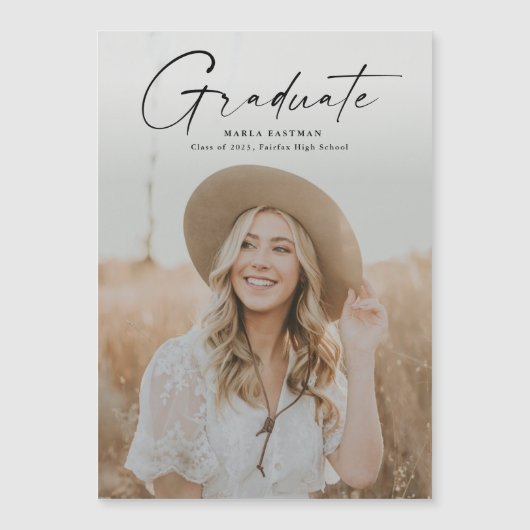 Moderner Script Graduate Foto Abschluss Magneteinladung (Vorderseite)