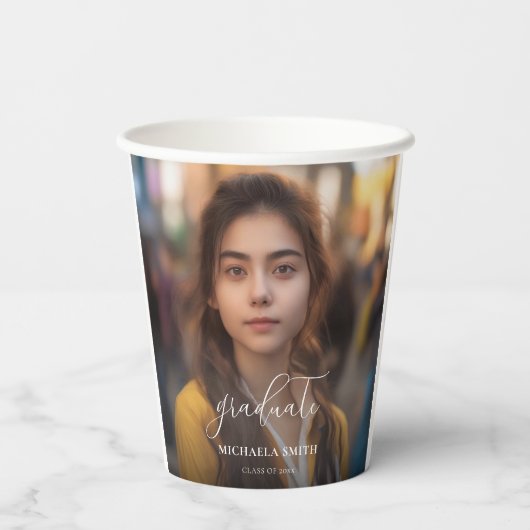 Moderner Script Graduate Foto Abschluss Pappbecher (Rückseite)