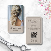 Moderner Script Hair Stylist Salon Beige Visitenkarte