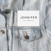 Moderner SHE-inspirierter personalisierter Namensb Button (Insitu)