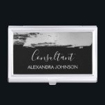 Moderner Silberner Wirtschaftsweg Pinselstrich Visitenkarten Dose<br><div class="desc">Silver und Black Foil Brush Stroke Trendy Consultant Minimalistisch Business Card Holder mit weißer Hand gezeichnet elegante Typografie für das Monogramm. Der Foil Brush Stroke Business Card Holder kann für jeden Beruf angepasst werden. Sollte der Beruf oder Namenstext nicht Ihren Bedürfnissen entsprechen,  wenden Sie sich bitte an den Designer.</div>