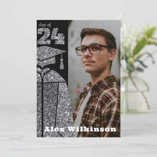 Moderner Silver Glitzer GRAD Cap Gown Abschluss Einladung (Stehend Vorderseite)