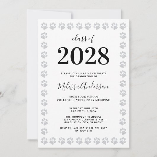 Moderner Silver Glitzer Paw Prints Abschluss Einladung (Vorderseite)