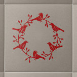 Moderner skandinavischer Vogel und Rosehip Wreath Fliese<br><div class="desc">Scandi Vogel und Rose angesagte Kranzpapier Stil Design. festes Rot auf neutralem Hintergrund, </div>