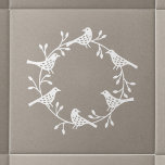 Moderner skandinavischer Vogel und Rosehip Wreath Fliese<br><div class="desc">Scandi Vogel und Rose angesagte Kranzpapier Stil Design. weiß auf neutralem Hintergrund, </div>