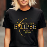 Moderner Staat Texas Total Solar Eclipse 2024 T-Shirt<br><div class="desc">Mit dem neuen Texas Total Solar Eclipse Custom T - Shirt präsentiert sich das Shirt als stilvolles und gedankliches Element für dieses außergewöhnliche Ereignis, das die Eleganz und Spannung der totalen Sonnenfinsternis erfasst. Das Jahr 2024 wird zusammen mit der Lage von Texas kühn angezeigt und dient als zeitloser Pfeiler dieses...</div>