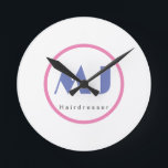 Moderner, stilvoller Monogram Blue White Friseur Runde Wanduhr<br><div class="desc">Um Vertrauen in die Geschäftswelt zu gewinnen,  brauchen Sie ein Design,  das Sie wirklich repräsentieren wird. Dieses einfache,  moderne,  minimalistische Design wird Ihnen sehr helfen.</div>