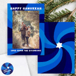 Moderner Swirl Star von David HAPPY HANUKKAH CUSTO Feiertagskarte<br><div class="desc">Eine perfekte Karte für ein jüdisches Fest! Handgemachte Kunst für Sie. Vollständig anpassbar! Klicken Sie oben auf "Personalisieren", um den Text zu bearbeiten und ein Foto hinzuzufügen. Klicken Sie auf "Bearbeiten mit dem Designwerkzeug", um die Schriftart, Farben und Einstellungen anzupassen. Design ist auch als digitaler Download verfügbar, um sofort zu...</div>