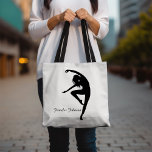 Moderner Tänzer Silhouette Tanz Schwarz & Weiß Tasche<br><div class="desc">Diese minimalistisch schwarz-weiße Tasche ist perfekt für jeden modernen Tänzer. Es verfügt über eine Silhouette eines Tänzers und kann mit einem Namen personalisiert werden. Damit ist es ein ideales Geschenk für einen Lieblings-Tänzer oder Tanzlehrer.</div>