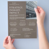 Moderner Taupe Professional Consultant Flyer (Hand)