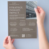 Moderner Taupe QR-Code Professional Berater Flyer (Hand)