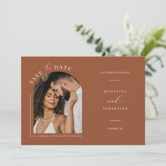Moderner Terracotta Arch Foto QR Code Save the Dat Einladung (Stehend Vorderseite)