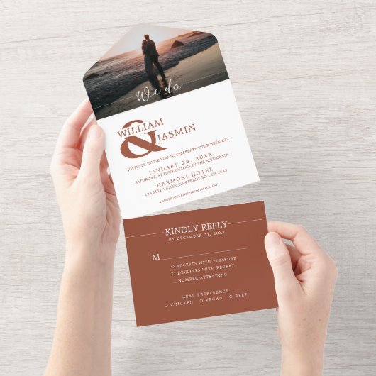 Moderner Terrakotta-Rost in weißem Foto Hochzeit All In One Einladung (Abreißen)