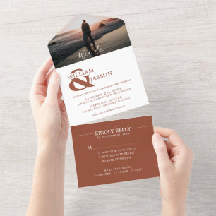 Moderner Terrakotta-Rost in weißem Foto Hochzeit All In One Einladung