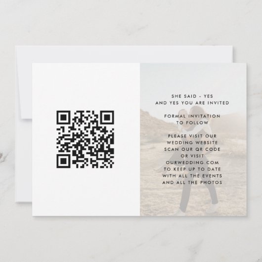 Moderner TREND ELEGANT Text QR CODE Zwei Fotos Save The Date (Rückseite)