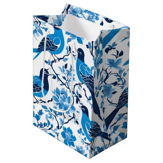 Moderner Trendbrand Blau Weiße Chinoiserie Blume V Mittlere Geschenktüte (Vorderseite Schrägansicht)