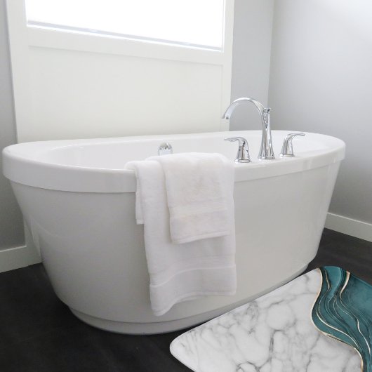 Moderner, trendiger, dunkler, Aquamariner Goldmarm Badematte