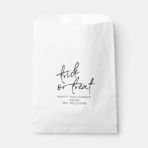 Moderner Trendsetter mit Candy Trick oder Treat Geschenktütchen