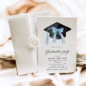 Moderner Trendy Blue Bow Graduation Cap Abschluss Einladung