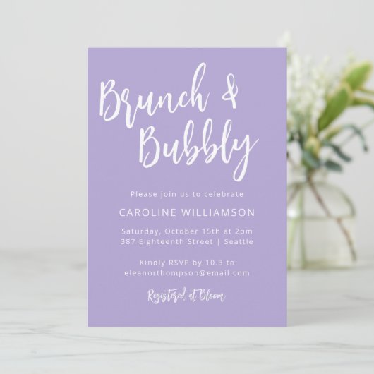 Moderner Trendy Script Brunch Bubbly Shower Lavend Einladung (Stehend Vorderseite)