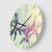 Moderner tropischer Strand, Palmen - Monogramm Große Wanduhr (Winkel)