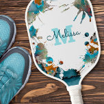 Moderner türkisfarbener Silberorangefarbener Sprit Pickleball Schläger<br><div class="desc">Pickleball macht immer mehr Spaß mit einem personalisierten, maßgeschneiderten Paddel. Dieses beeindruckende, grafische und einzigartige individuelle Name-Paddel wird Ihnen den ganzen Weg zum Sieg bereiten. Ein aquamariner, marineblauer Kalligraphieskriptname, ein hellblaues Monogramm-Initial und reich silber, türkisblau und orangefarbene Aquarellfarben-Spritzer überlagern einen weißen Hintergrund auf diesem schicken, eleganten, modernen Paddel. Personalisieren Sie...</div>