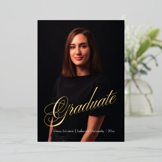 Moderner und eleganter Dunkler Zwei-Foto-Abschluss Folieneinladung (Stehend vorne)