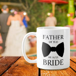 Moderner Vater der Braut Bowtie Kaffeetasse<br><div class="desc">Im Design finden Sie eine moderne Kaffeetasse mit "Vater der Braut",  Krawatte und Hochzeitstag.</div>