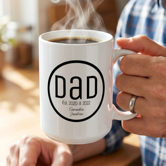 Moderner Vater mit einfachen Kindernamen etabliert Kaffeetasse